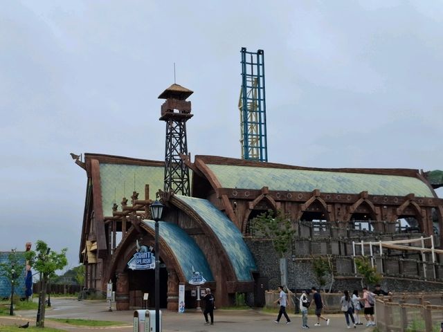 釜山樂天世界是韓國最新、超夢幻的主題樂園，TOMY一家來訪完全被童話般的氛圍迷住！