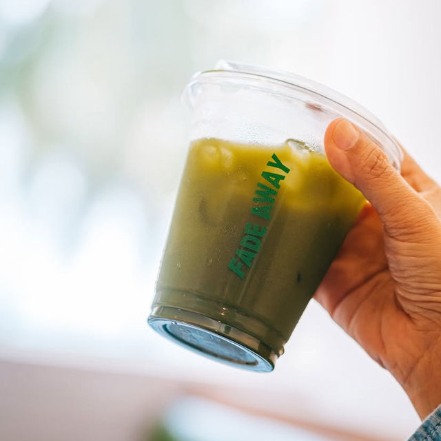 Fade Away Café บางแสน — คาเฟ่ 4 ชั้นริมทะเลสุดฮิต 