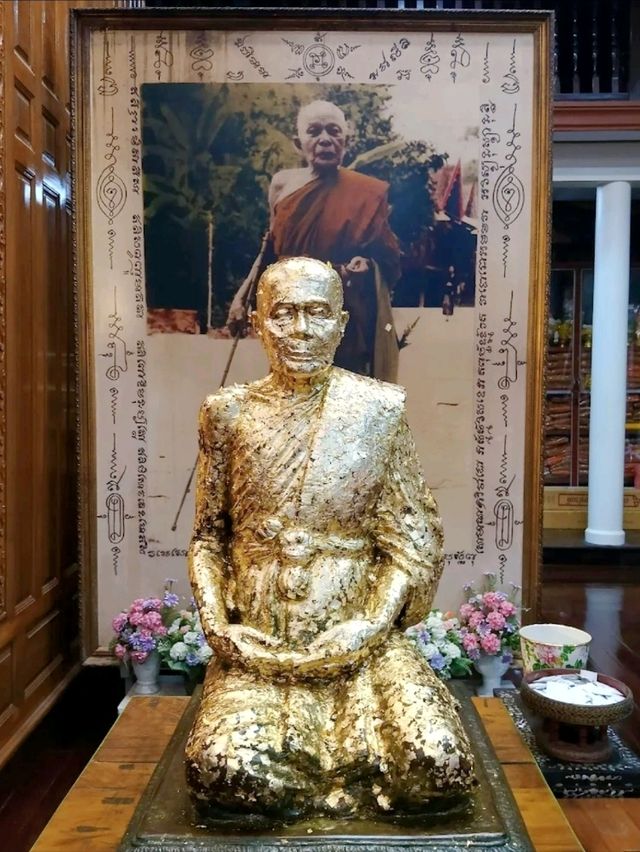 ชมถ้ำศักดิ์สิทธิ์และชมวิวเมืองที่วัดเขาบันไดอิฐกัน