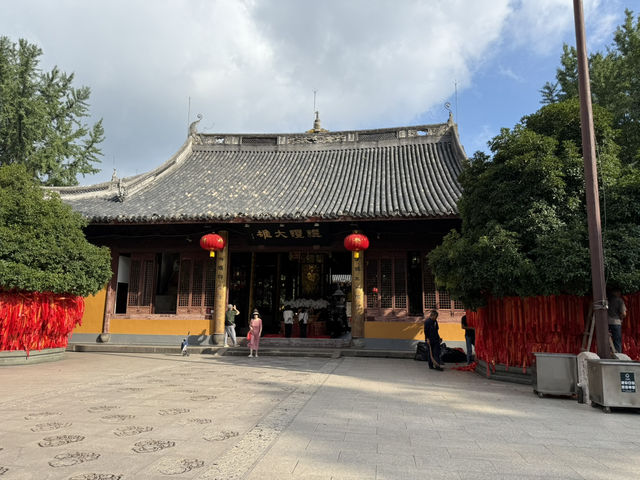 🏯 【上海龍華寺】1700年古剎深度遊！免費開放+素麵一絕，祈福靈驗的魔都佛國祕境