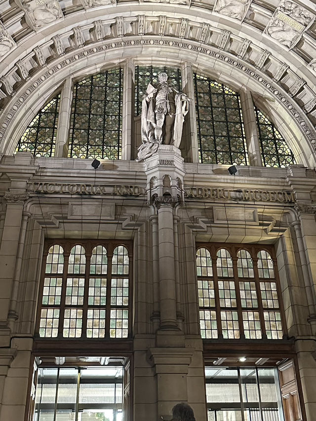 The Ultimate V&A Museum Visit: Art, Gardens & Luxury