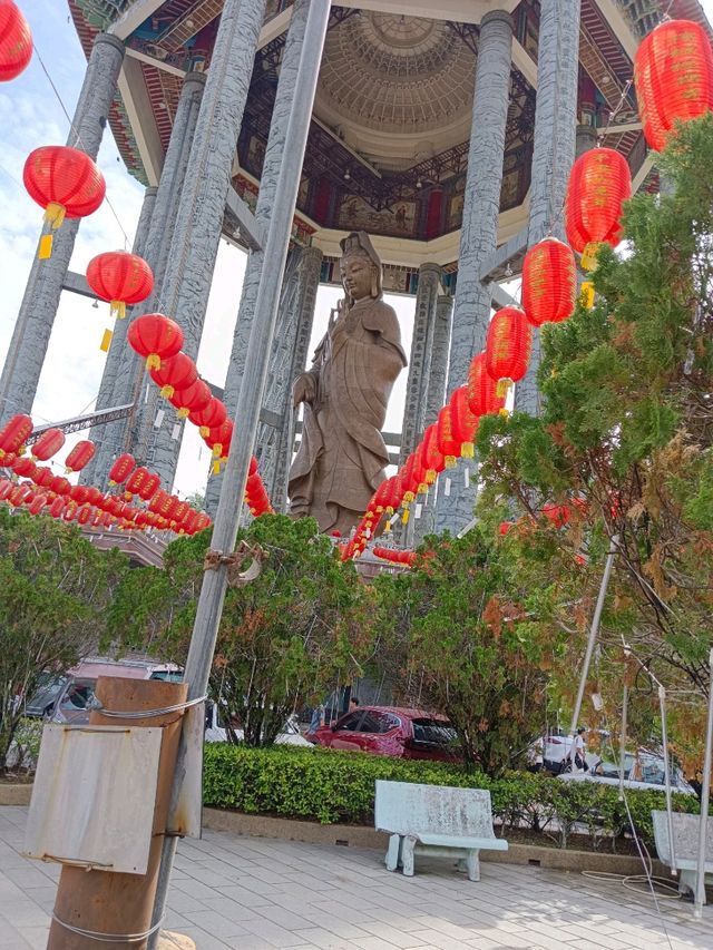 Majestic Hilltop Sanctuary: Kek Lok Si Temple Experience