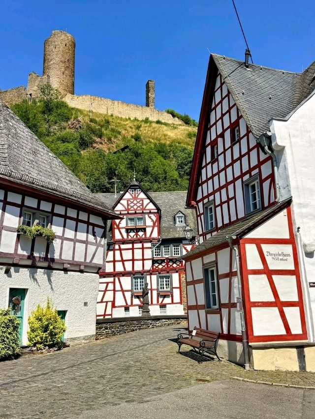 🏡🌿 Monreal: A Fairytale Village in the Eifel
