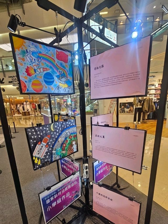 展板前探索創意世界，青少年創科實踐挑戰賽作品展