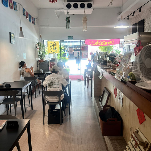【台南美食推薦】曼谷小熊泰式料理｜正宗泰式風味，必點金錢蝦餅！