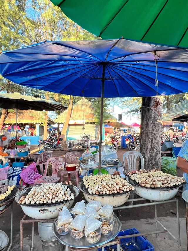 ตลาดนัดริมทะเล ปากน้ำหลังสวน – ชิลล์บรรยากาศทะเล