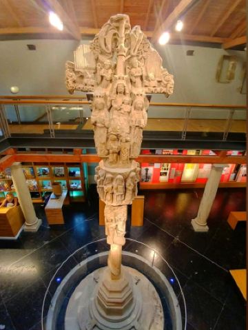 西班牙大西洋沿海朝聖之旅～巴斯克地區
它也被稱為杜蘭戈骷髏地，位於庫魯澤桑圖博物館。它代表了一個不尋常的骷髏地，具有社會、宗教和寓言內涵。它是一座4.3米高的紀念碑。底座是一個多邊形基座，天堂之蛇盤繞在立柱上。另一個浮雕顯示了被逐出伊甸園，在另外兩側，我們可以看到夏娃的誘惑和亞當的罪。鼓的上部刻有使徒的圖像。十字架在頂部，一面描繪了骷髏地，耶穌被釘在十字架上，還有瑪利亞和約翰；另一面，瑪利亞抱著聖嬰耶穌，站在聖凱瑟琳和聖阿加莎之間。
#9月好去處2025#西班牙旅行#比斯開景點    