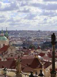 ‘Czech-ing’ Prague castle from my bucketlist 🏰🇨🇿