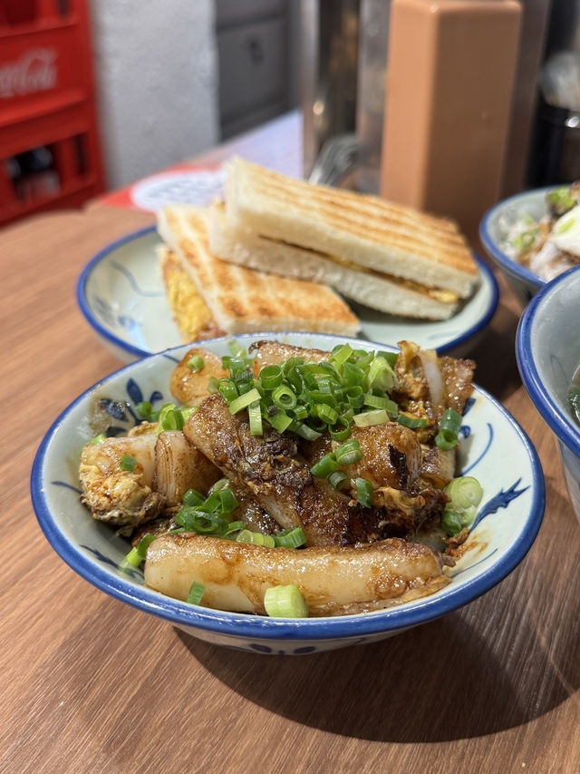 《兩草必食香煎脆邊蛋肉餅飯》