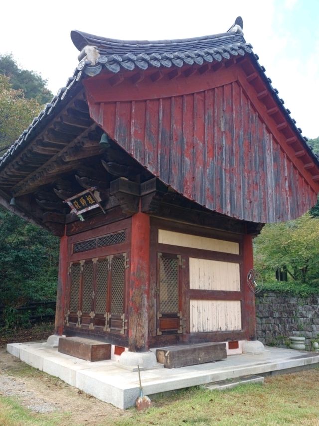 독특한 불상의 존재감이 돋보이는 광양 운암사