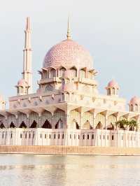 🇲🇾🕌 Putra Mosque: Pink Perfection Meets Golden Hour Magic! 🌇