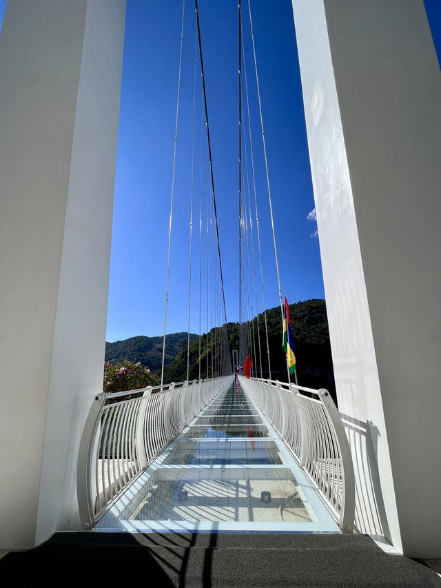  longest glass-bottom bridge in the world - Moc Chau 🇻🇳