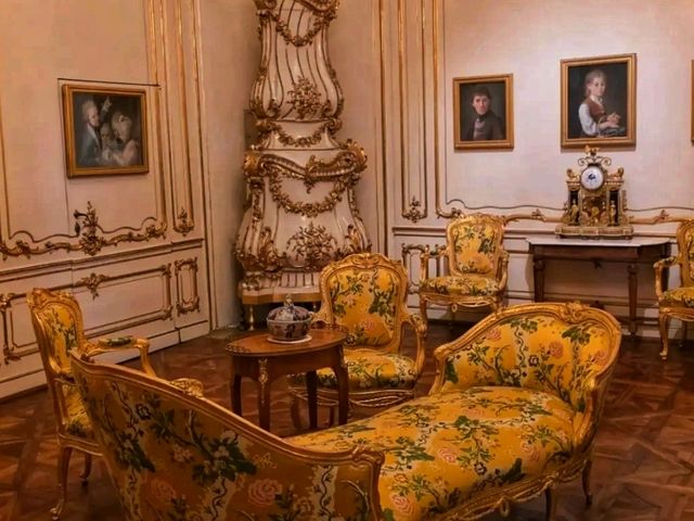 🌸🏰 Schönbrunn Palace – Vienna’s Jewel of Royal Grandeur