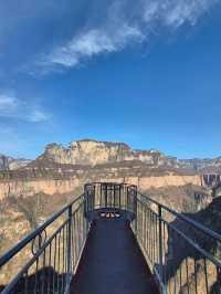 เดินริมผาที่อุทยาน Tianjieshan — สวย อลังการ