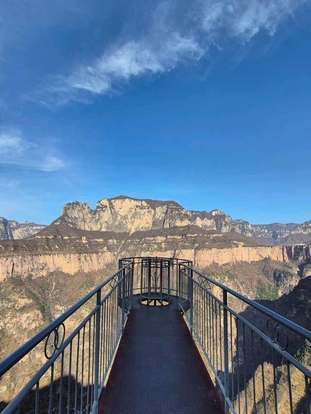 เดินริมผาที่อุทยาน Tianjieshan — สวย อลังการ เดินริมผาที่อุทยาน Tianjieshan — สวย อลังการ