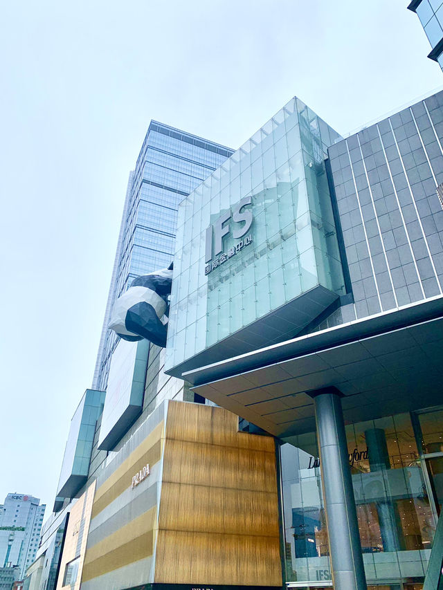 IFS Chengdu – ห้างลักชูรี่กลางเมืองเฉิงตู IFS Chengdu – ห้างลักชูรี่กลางเมืองเฉิงตู