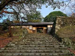 ทิวทัศน์ฤดูใบไม้ร่วงด้านนอกประตูไม้ช่างงดงามราวกับภาพวาด มีวิวสวยๆ ให้ชมทุกมุม 🍁