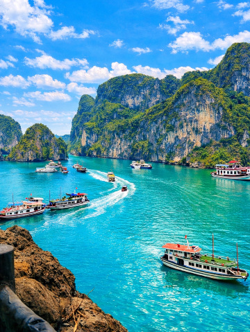 ベトナム🇻🇳】ハロン湾で見た幻想的すぎる洞窟✨まるで別世界