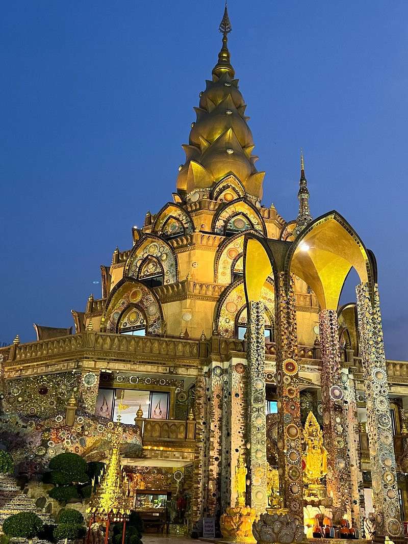 寺院と仏塔の風景画 金色フレーム 黄金に輝く仏塔。 | Trip.com カオコー