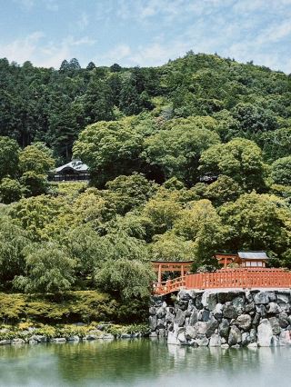 今回の旅は大阪府箕面市、京都、滋賀県大津市を跨ぎ、古寺や日本庭園から美しい湖の絶景までを巡る、心身ともにリラックスできる最高の体験。