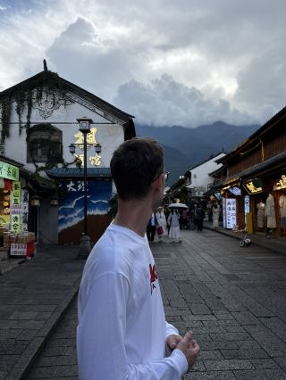我漫步在古城大理，沉浸在這座古老城市的歷史和美景之中。