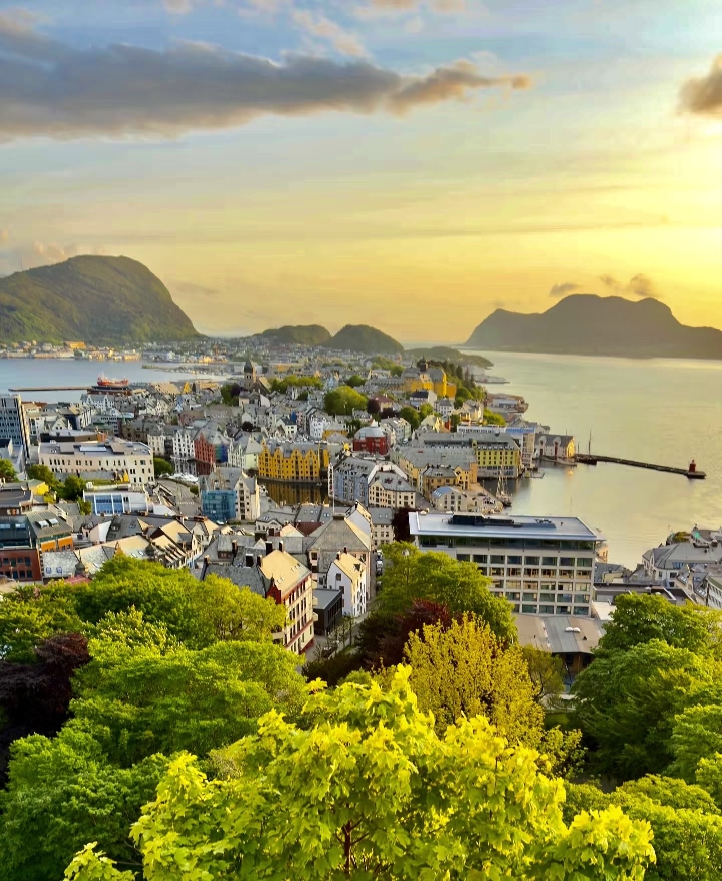 ออเลซุนด์ (Ålesund) เมืองนอร์เวย์ที่สวยเกินคาด — สัมผัสมนต์เสน่ห์เมืองในเทพนิยายท่ามกลางวงล้อมของฟยอร์ด