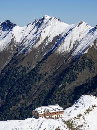 🇦🇹 澤爾湖 | 奧地利阿爾卑斯山寧靜的湖畔度假勝地 🏔️🌊