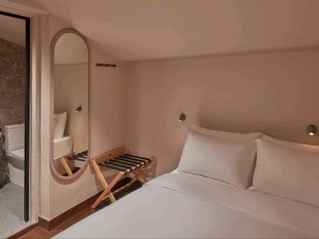 Guests consistently praise the exceptionally comfortable beds, crisp linens, and strong air-condi