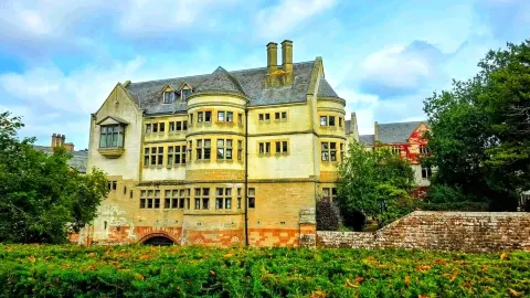 🏰🍂 Perjalanan Menjelajahi Waktu di Coombe Abbey Hotel, Warwickshire 🇬🇧✨ — traveler post in Coventry