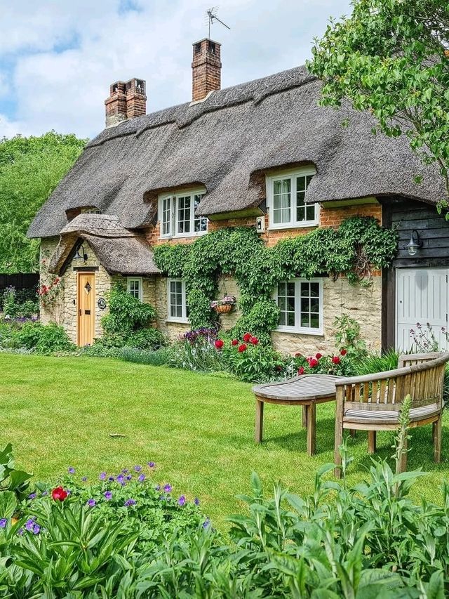 🏡 Cotswold Cottage: A Timeless Escape into English Country Charm 🌸