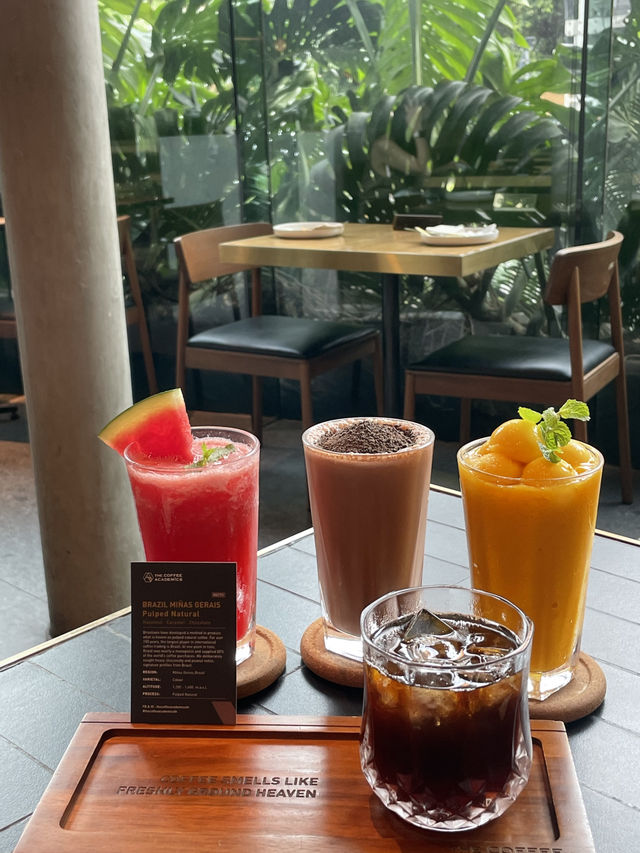🍹 망고와 커피 사이, 방콕 신돈 빌리지의 초록 쉼표