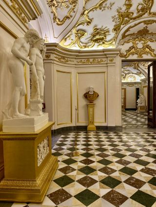 태피스트리와 샹들리에가 가을 햇빛 아래 빛나다