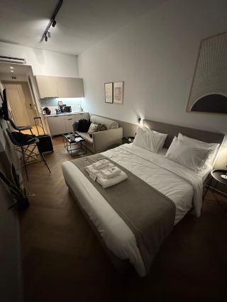 훌륭한 편의시설과 친절한 직원들이 있습니다. 다만 귀마개를 꼭 챙겨오세요!