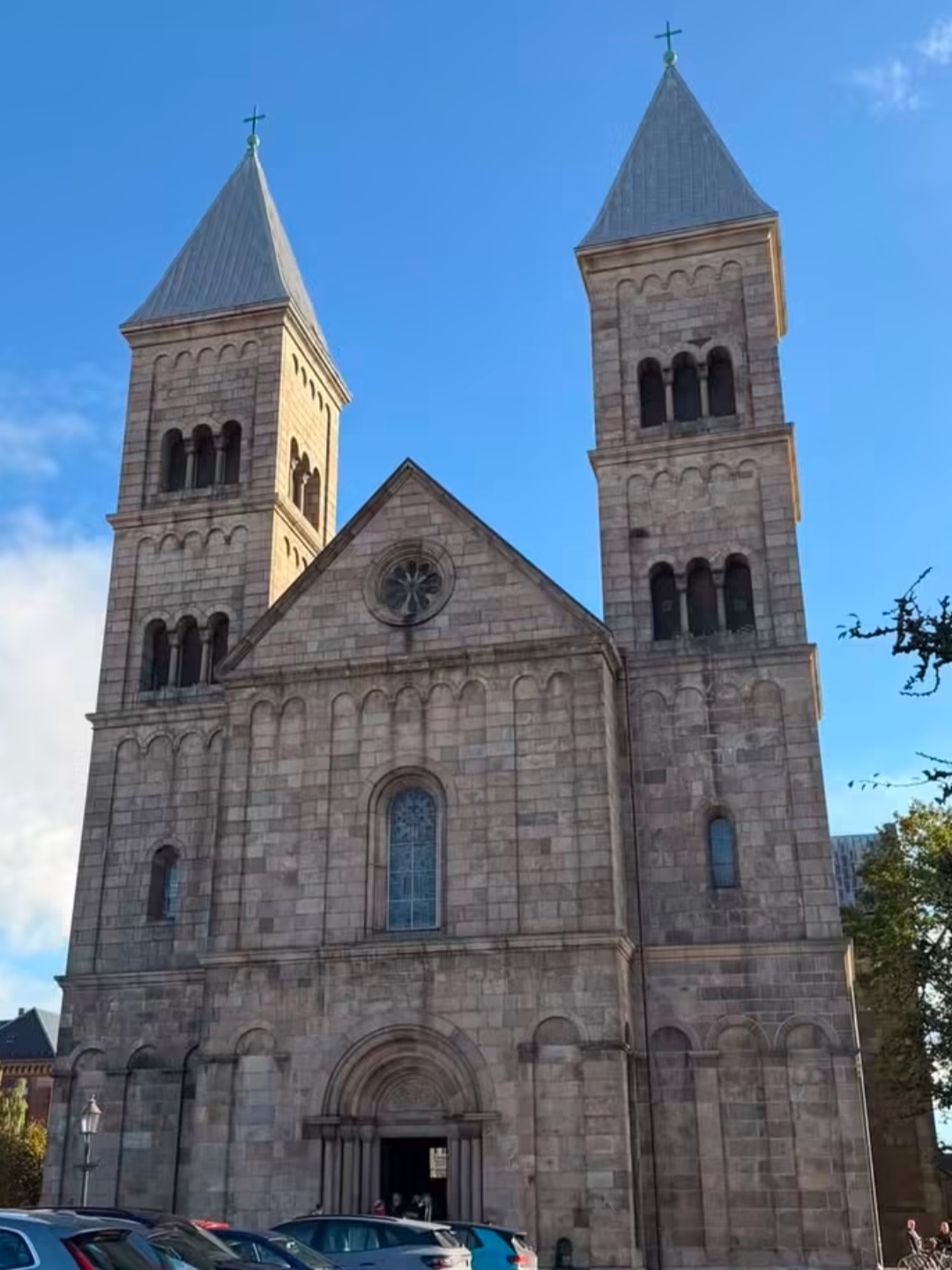 The Timeless Marvel of Viborg Cathedral: Denmark’s Iconic Granite Wonder ⛪✨