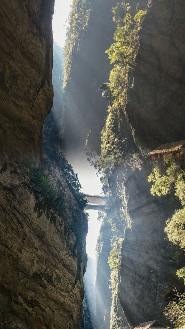 輕舟已過萬重山//屏山峽谷