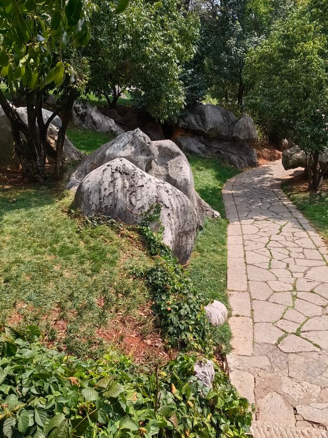 雲南昆明石林丨阿詩瑪的故鄉，山石雕塑奇峰羅列