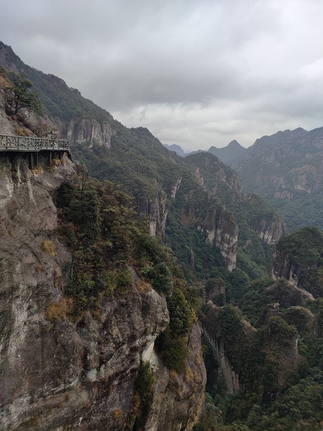 遊方洞於雨中，雲天棧道觀千峰