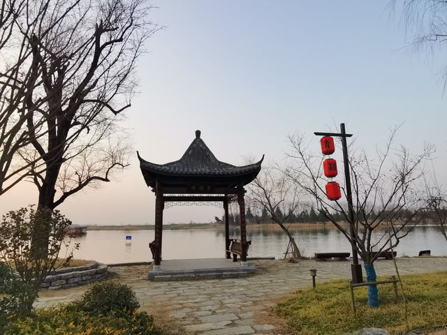 颍州西湖位於安徽省阜陽市，是一處集山水、人文、歷史於一體的旅遊勝地