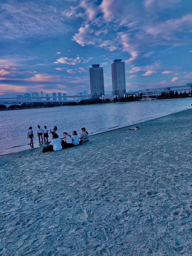 位於東京灣的自由女神像高13米，主打一個夜景