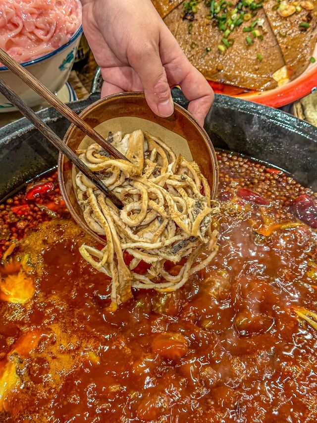 The hotpot restaurant where queues are inevitable at noon🔥 I only swear by this one.