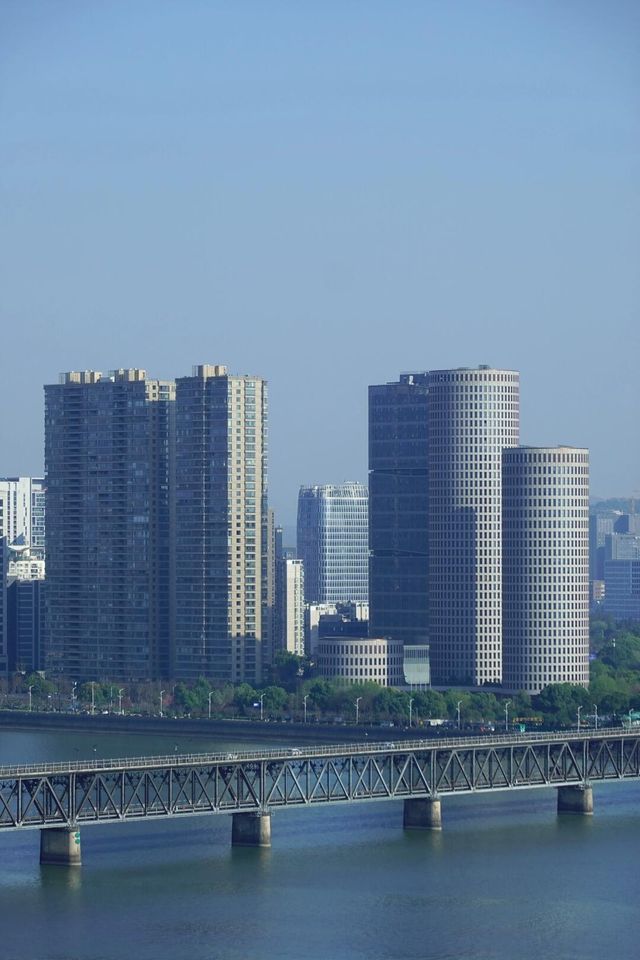 首次在杭州六和塔追火車追公交啦