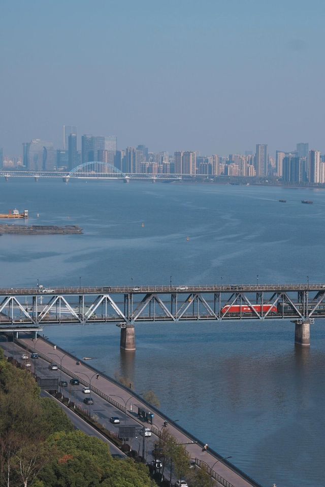 首次在杭州六和塔追火車追公交啦