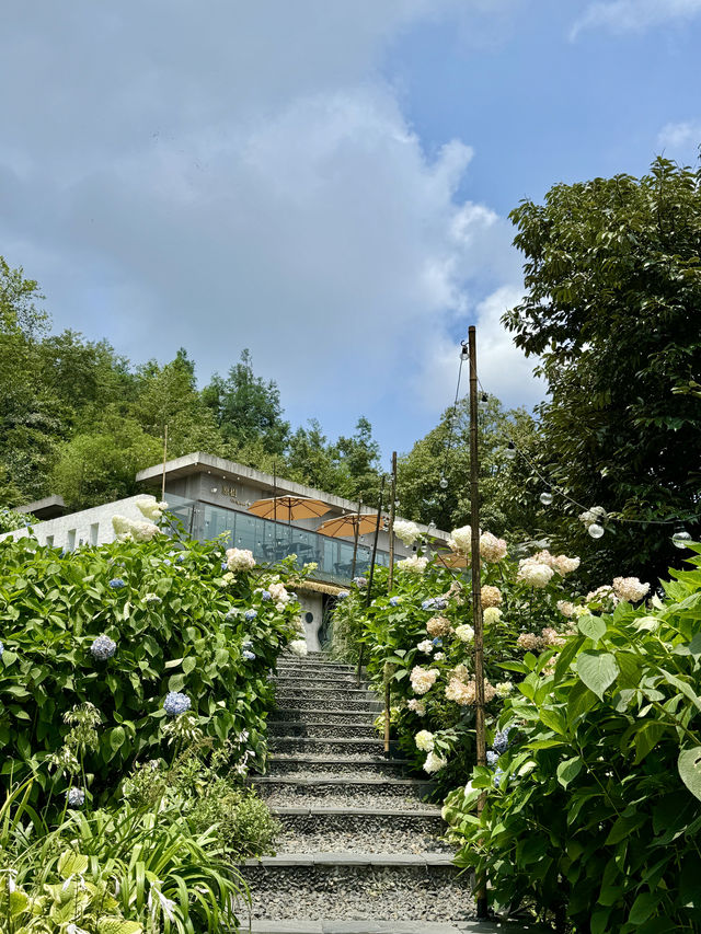 峨眉山秘密花園裡的小木屋