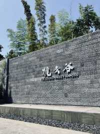 揽雲谷係一間位於宜興懸崖上嘅高端野奢度假酒店。