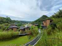暑氣漸散，涼風徐徐吹來，浸浴溫泉池，盡情享受初秋山野自然清新。
