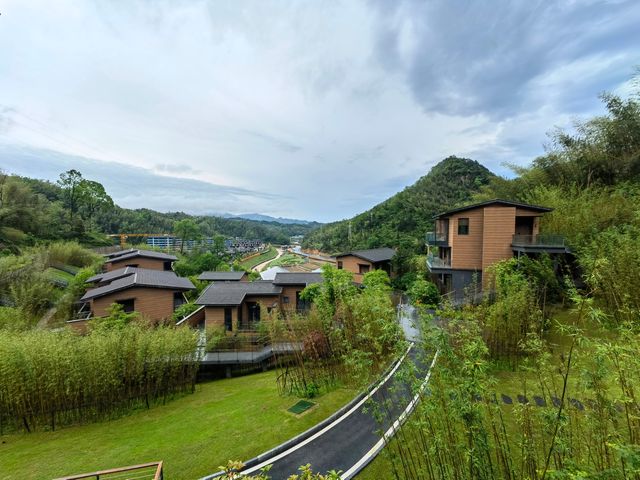 暑氣漸散，涼風徐徐吹來，浸浴溫泉池，盡情享受初秋山野自然清新。