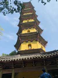 寧波阿育王寺：古剎梵音，歷史傳承與文化瑰寶。