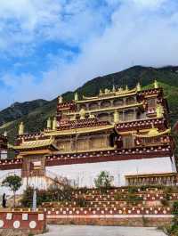 嘎丹桑批羅布岭寺：康巴藏區的佛教藝術殿堂。