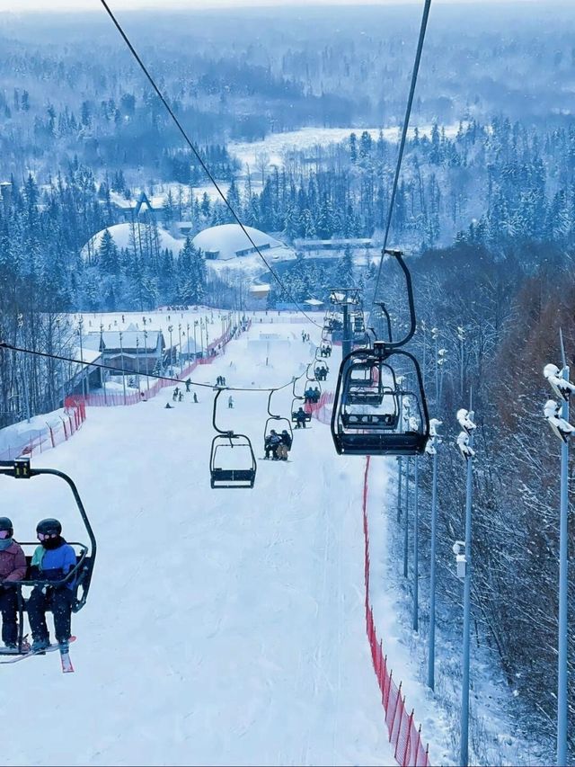 長白山和平滑雪場：冬日運動的理想之選。