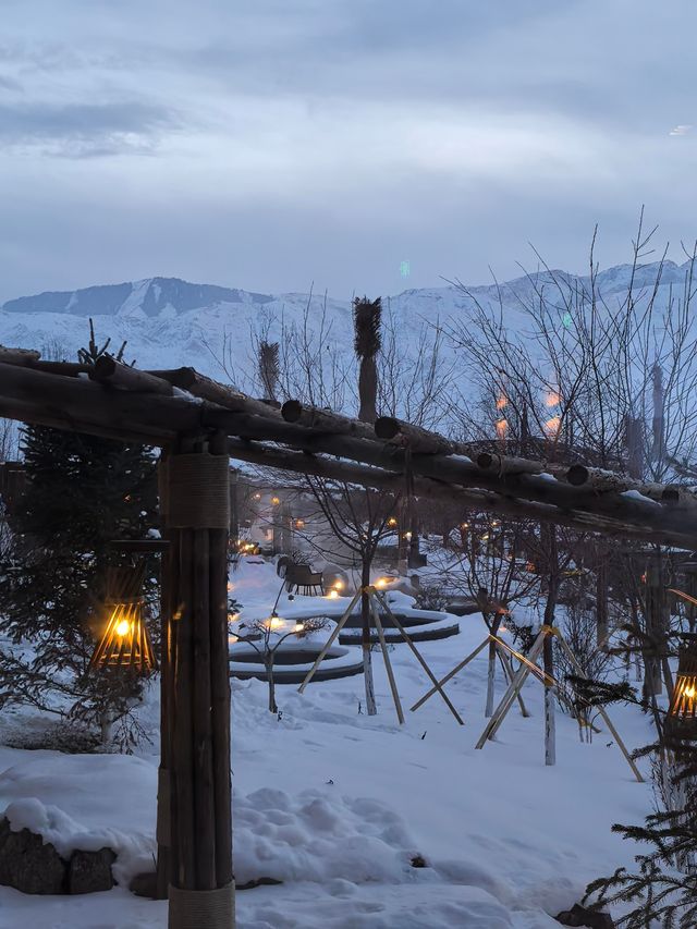 新疆溫泉酒店天花板！房間有私湯！出門就是雪